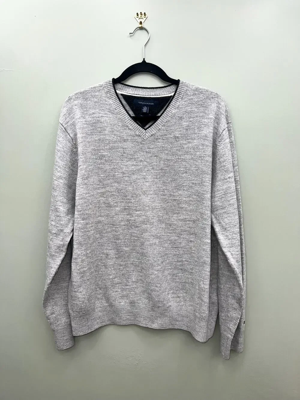 Tommy Hilfiger 100% Merino Wool Sweater XL Gray V Neck Quiet Luxury